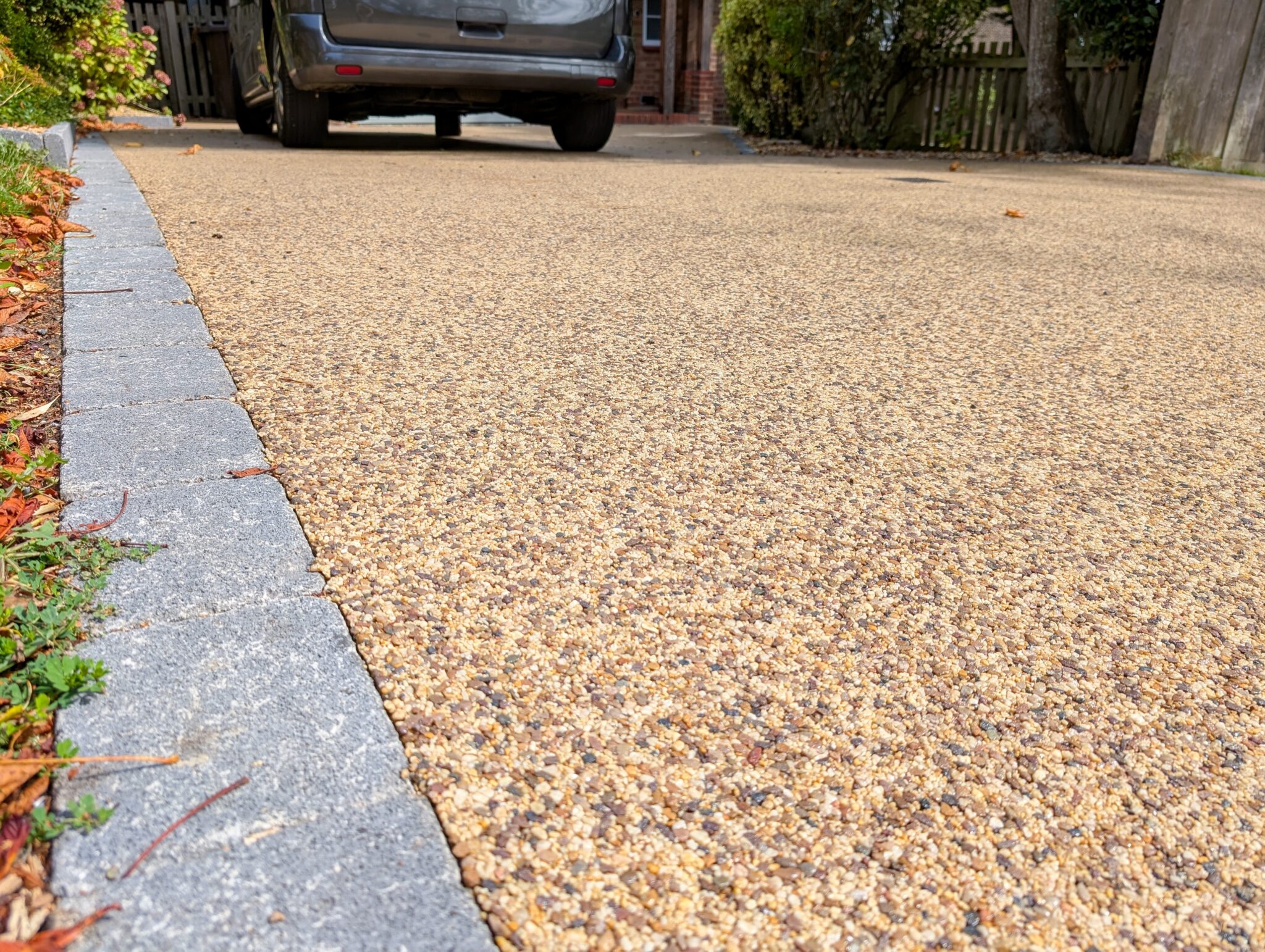 Recently,Installed,Resin,Residential,Driveway,With,Block,Paved,Edging,And